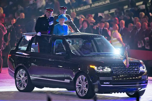 Королева Єлизавета в церемоніальному Range Rover в 2016 році