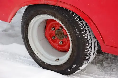 «Розкатані» задні арки погано вміщають стандартні колеса розмірності 175/70 R13, одягнені на 8-дюймові диски