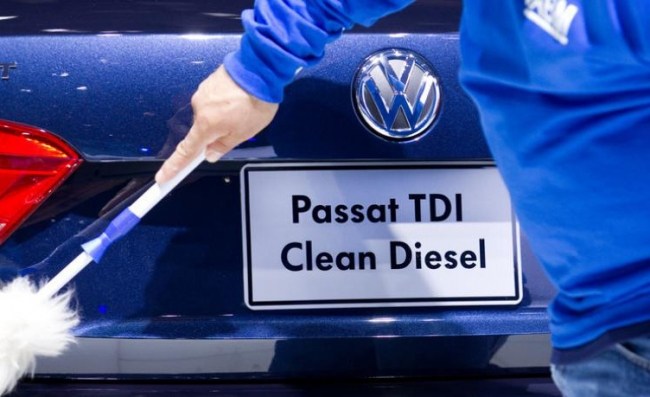 При проведенні розслідування з'ясувалося, що більше 11 мільйонів дизельних автомобілів концерну по всьому світу були оснащені програмним забезпеченням, яке під час проведення тестів в кілька разів занижував кількість шкідливих газів, зокрема, NOx (оксидів азоту), що викидаються в повітря