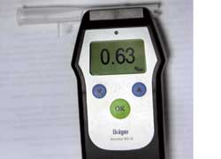 Alcotest 6810 вимірює кількість парів спирту в повітрі, що видихається і перераховує його на кількість алкоголю в крові
