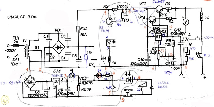 На передній панелі знаходяться (зверху вниз):   - зелений світлодіод включення БП;   - червоний світлодіод спрацювання захисту по струму;   - головка вимірювання напруги (верхня шкала) і струму (нижня шкала);   - зліва від значка- перемикач індикації напруги-струму;   - праворуч від значка- кнопка скидання захисту по струму;   - регулятор вихідної напруги;   - клеми підключення навантаження