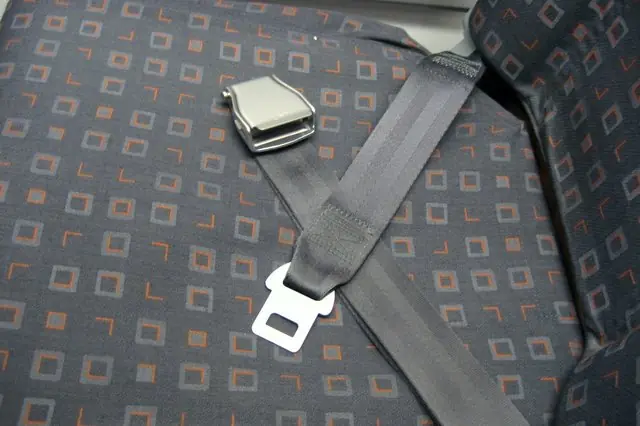Поясна лямка на зразок тієї, що використовується в літаках, застосовувалася на передніх сидіннях автомобілів до кінця 50-х років