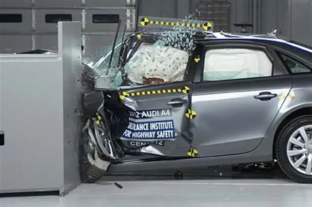 Краш-тест Audi A4 за методикою IIHS - ті ж 64 км / год, але жорсткий бар'єр і 25% перекриття