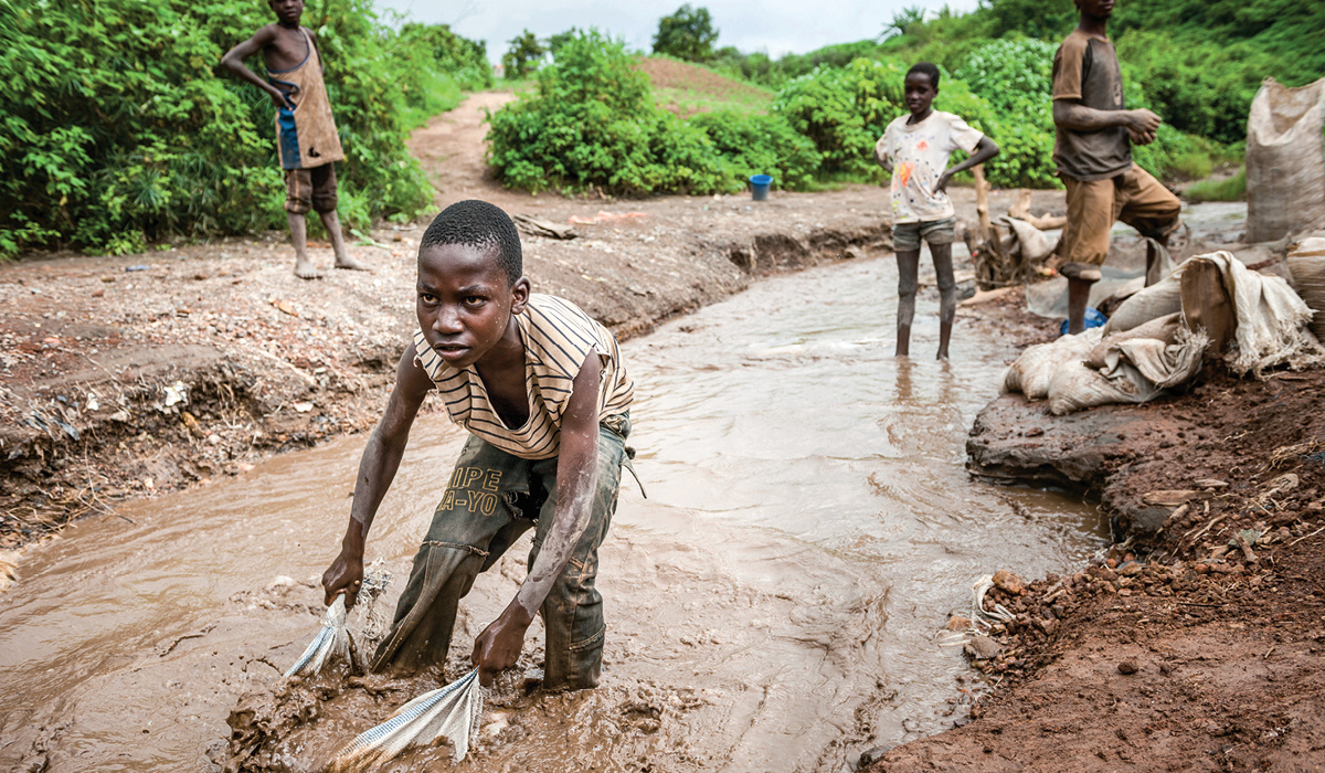 При цьому, понад 60% світового видобутку кобальту, як відомо, відбувається в Конго, де використовується ручна і дитячу працю