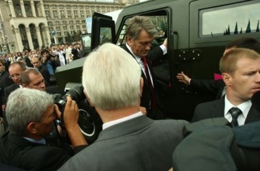 24 вересня 2009, 14:22 Переглядів:   Ющенко забрався в БТР