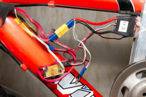 Після складання механічної частини електровелосипеда, установки і кріплення двигуна, акумулятора і контролера, необхідно провести збірку електричної схеми