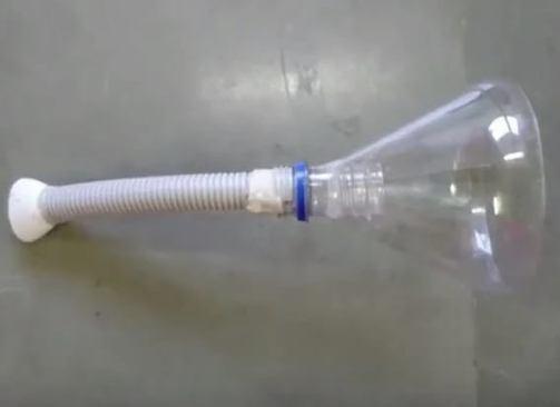 На кінець трубки можна намотати кілька шарів медичного пластиру, щоб трубка щільно входила в горлечко і не вислизала з нього