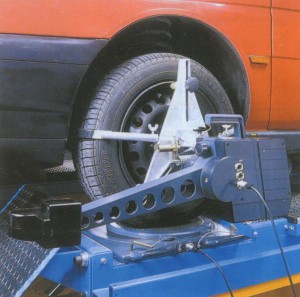 Перевіряють передні і задні колеса машини по контрольним точкам, використовуючи штангенциркуль з особливою формою профілю