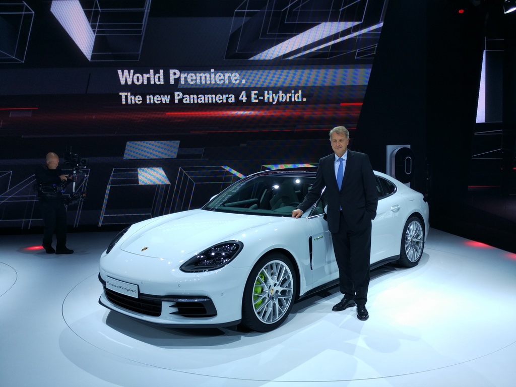 гібрид   Porsche Panamera   2017 оснащений 2,9-літровим бензиновим V6 битурбо потужністю 330 л