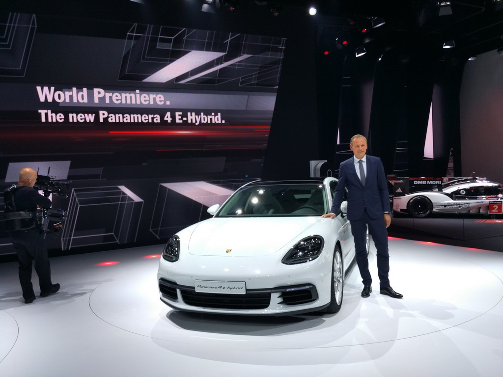 У гібрида Porsche Panamera також нова цифрова приладова панель