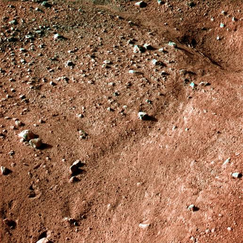 Перший кольоровий знімок, марсіанська поверхня близько апарату