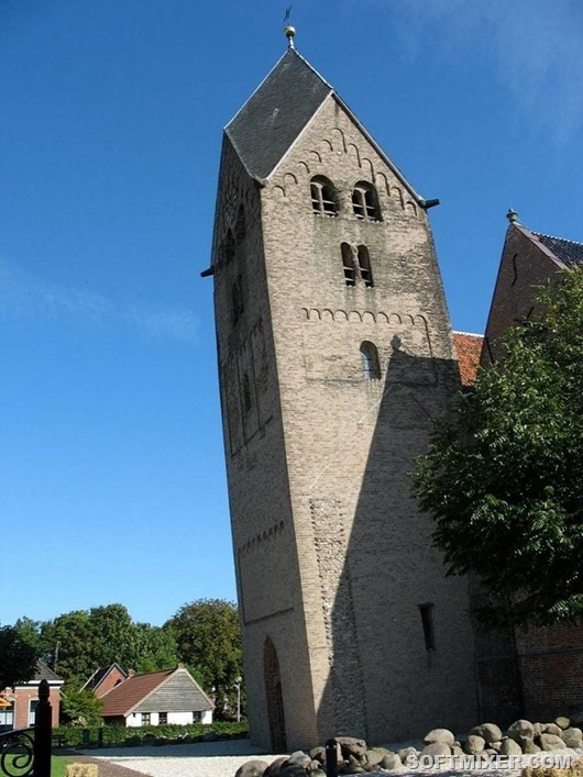 Її дзвіниця, побудована в 1350 році має висоту 75 метрів, в даний час її нахил становить 1,98 м