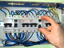 Серед захисних пристроїв в домашній електропроводці все більшою популярністю користуються пристрої захисного відключення (   УЗО   ) І диференціальні автомати (дифавтомати)