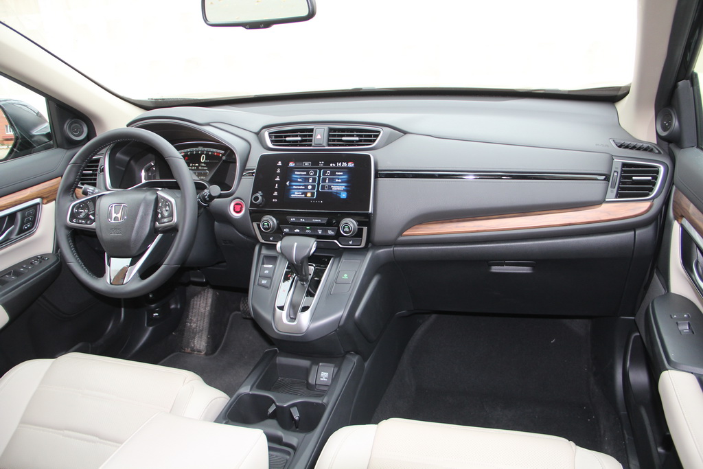 Почуття знайомого автомобіля не покидає і в салоні Honda CR-V 2017 завдяки дверним підлокітникам з кнопками управління дзеркалами і стеклами, центральному мису під селектор трансмісії і широким крісел