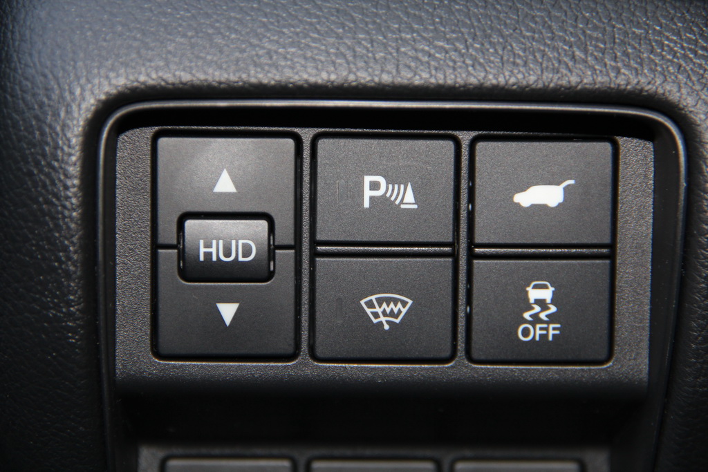 А від середньої комплектації найдорожчу Honda CR-V 2017 Prestige, яка у нас на тесті, відрізняє наявність всього декількох опцій - люка з електроприводом, сабвуфера, навігації та проекційного дисплея
