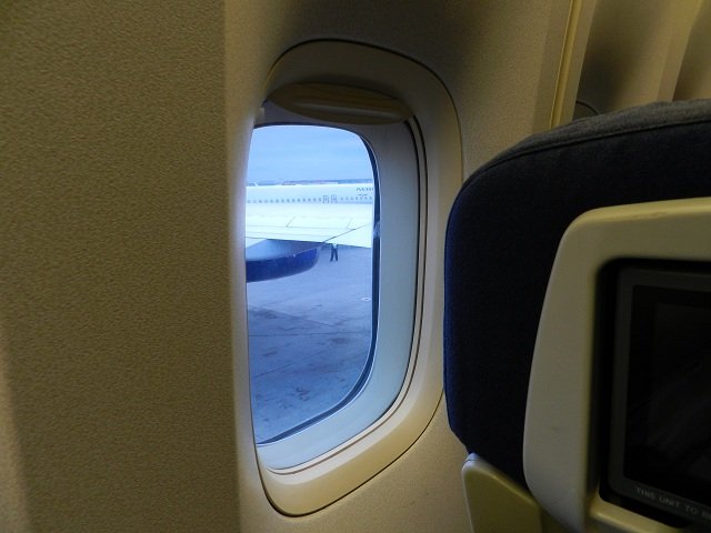 Чому під час посадки оголошують, щоб пасажири закривали шторки вікон