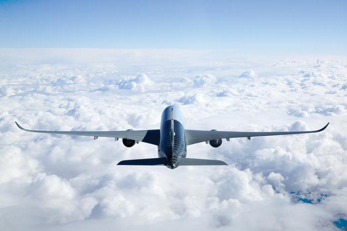 Середня висота польоту пасажирського літака в 10 000 метрів вибирається частково з міркувань безпеки