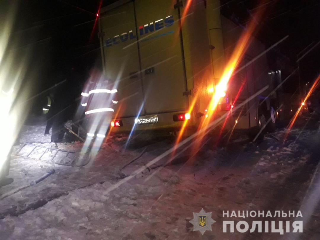 Від отриманих травм водій і троє пасажирів легковика загинули на місці події, ще двоє пасажирів «Вольво», 20-річний житель Рівненської області та 21-річний житель Харківщини, з тілесними ушкодженнями доставлені в лікарню