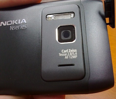 Nokia N8 має лаконічний дизайн передньої панелі