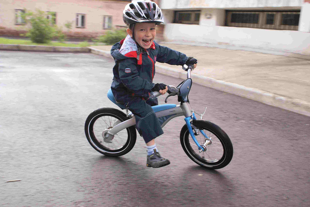 Дорослі, які вміють   кататися на велосипеді   , Чи зважаться позбавити такого задоволення своєї дитини