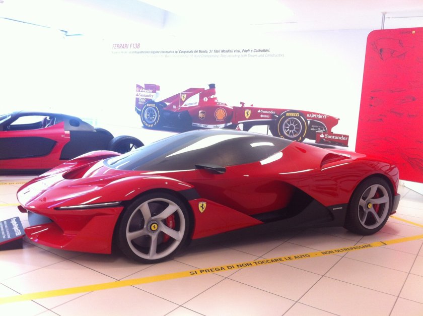 Також відкрито для відвідування музей Стангеліні, де можна ознайомитися з колекцією гоночних автомобілів