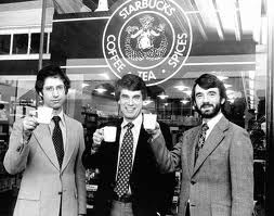 На початку 80-х ентузіаст Говард Шульц, співробітник компанії «Starbucks», яка займалася обжаркой кави, під враженням від італійської кавової культури намагається переконати власників бізнесу відкрити кафе