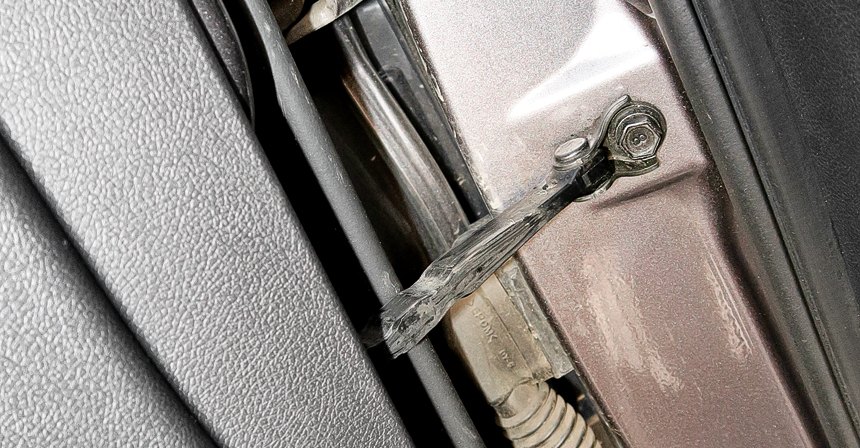 Тоді ж Kia може знадобитися і нова кнопка відкривання багажника (25 доларів): проникла через порвану гумку волога кінчає контакти