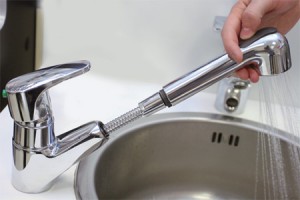 На кухні змішувач встановлюється на мийку аналогічно установці змішувача на умивальнік